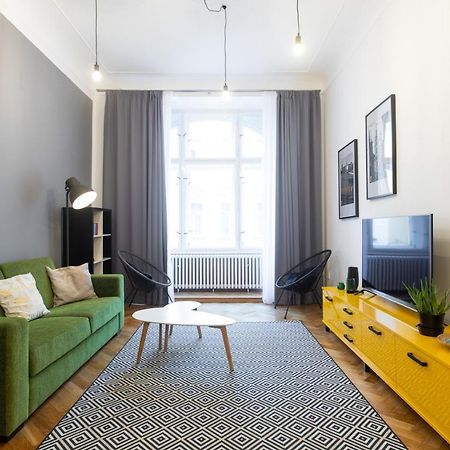 Spacious Apartments Near The River Прага Екстериор снимка