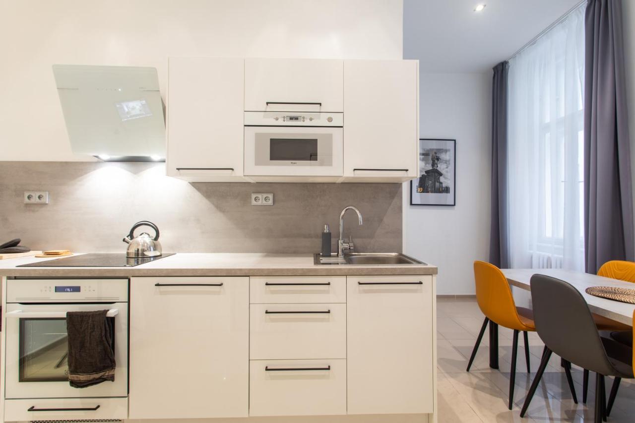 Spacious Apartments Near The River Прага Екстериор снимка