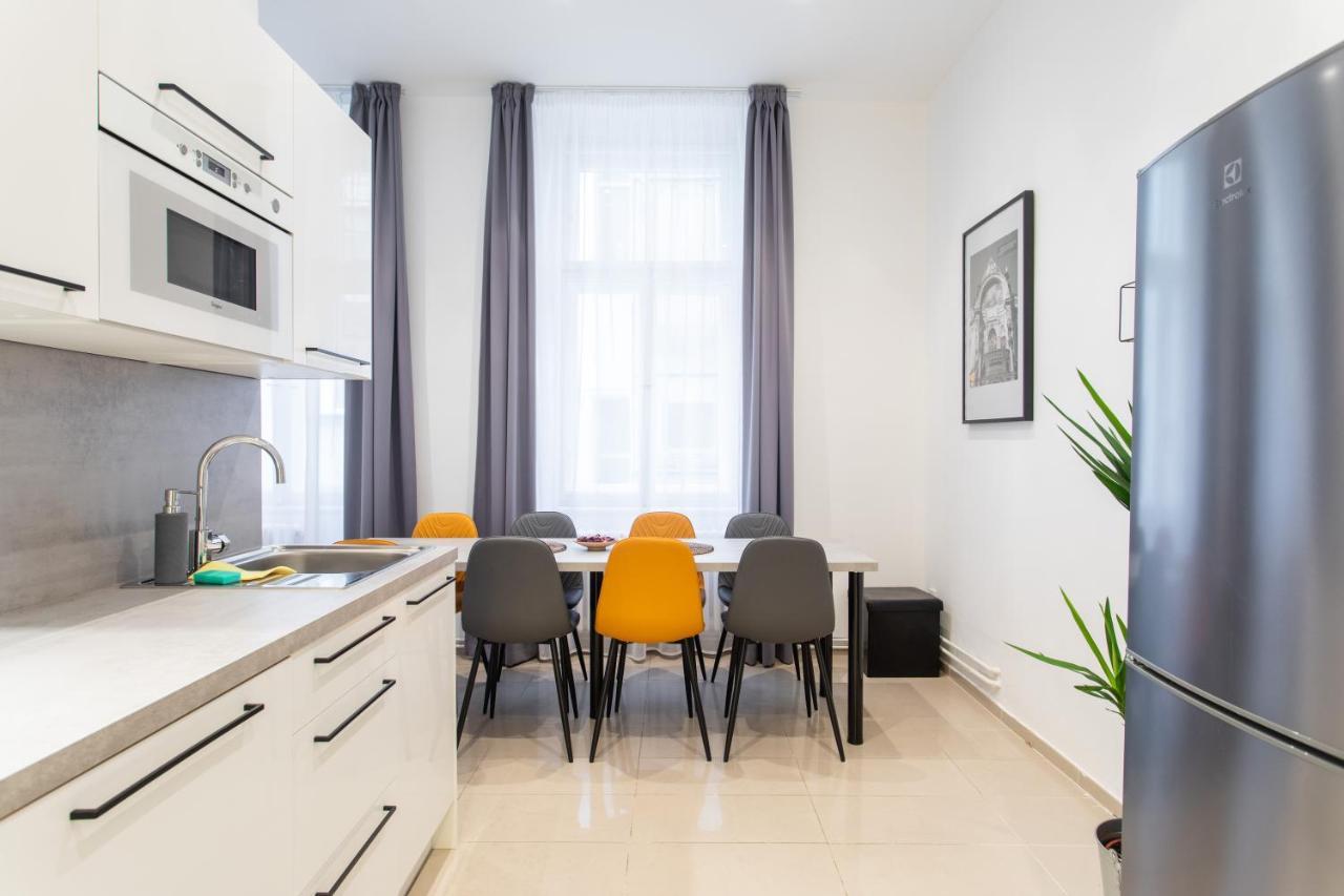 Spacious Apartments Near The River Прага Екстериор снимка
