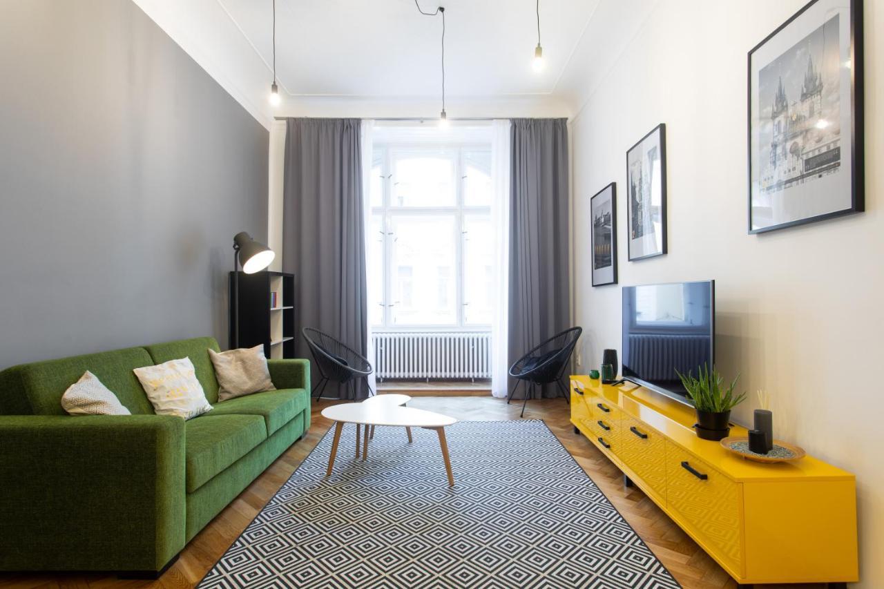 Spacious Apartments Near The River Прага Екстериор снимка