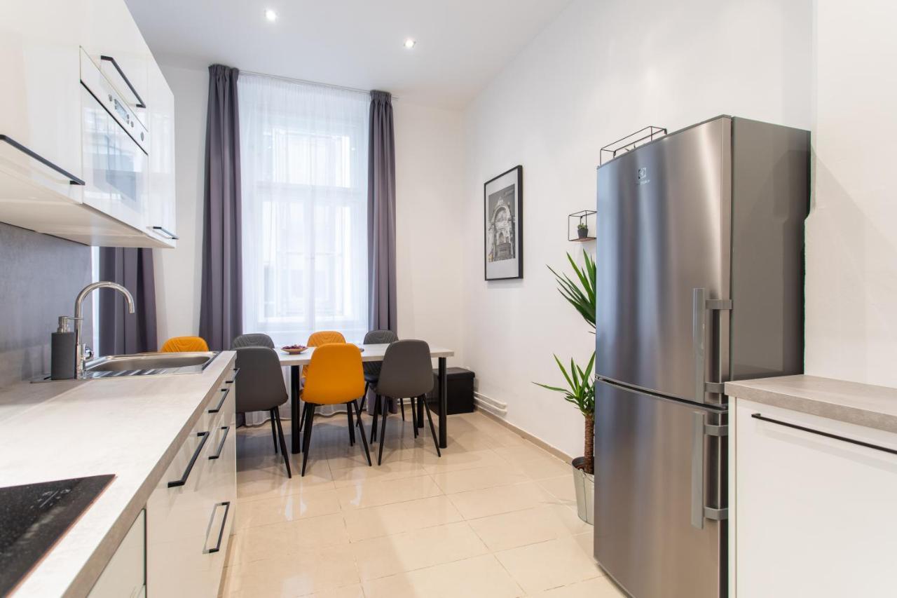 Spacious Apartments Near The River Прага Екстериор снимка