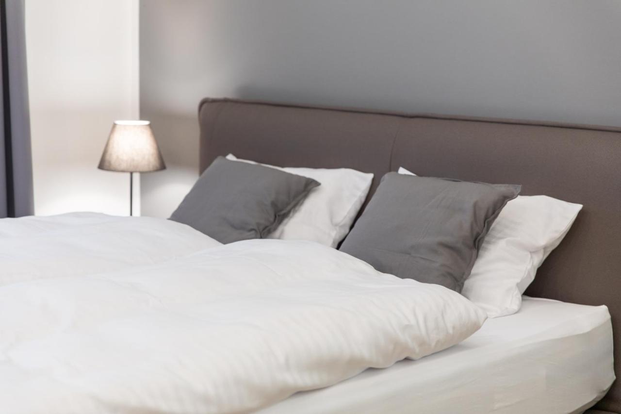 Spacious Apartments Near The River Прага Екстериор снимка