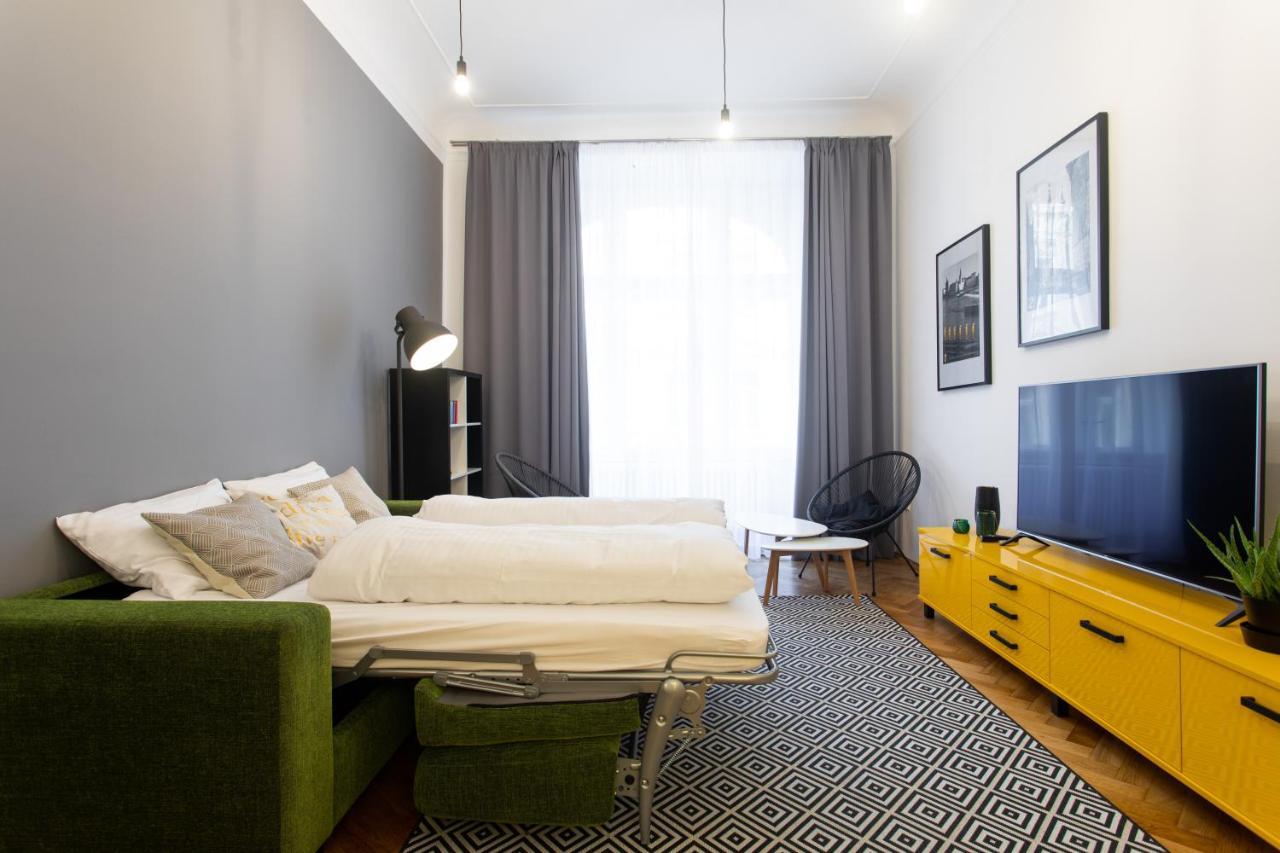 Spacious Apartments Near The River Прага Екстериор снимка