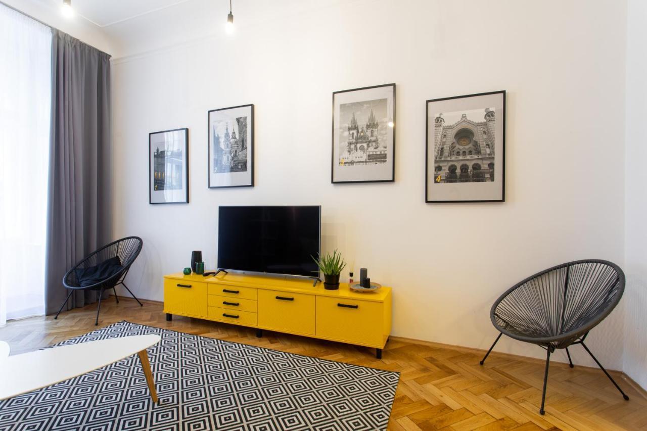 Spacious Apartments Near The River Прага Екстериор снимка