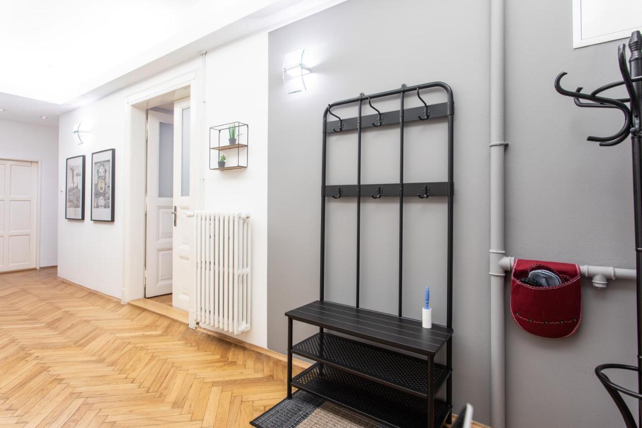 Spacious Apartments Near The River Прага Екстериор снимка