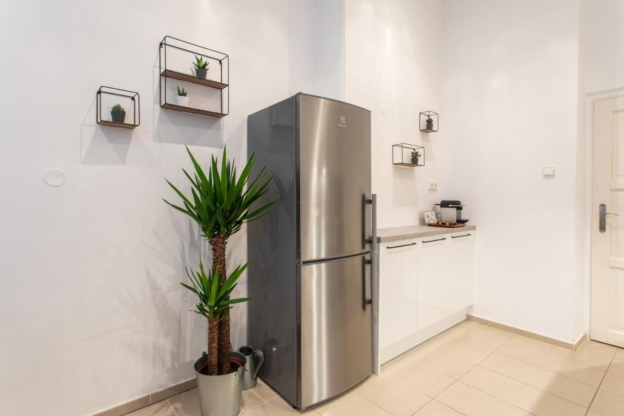 Spacious Apartments Near The River Прага Екстериор снимка