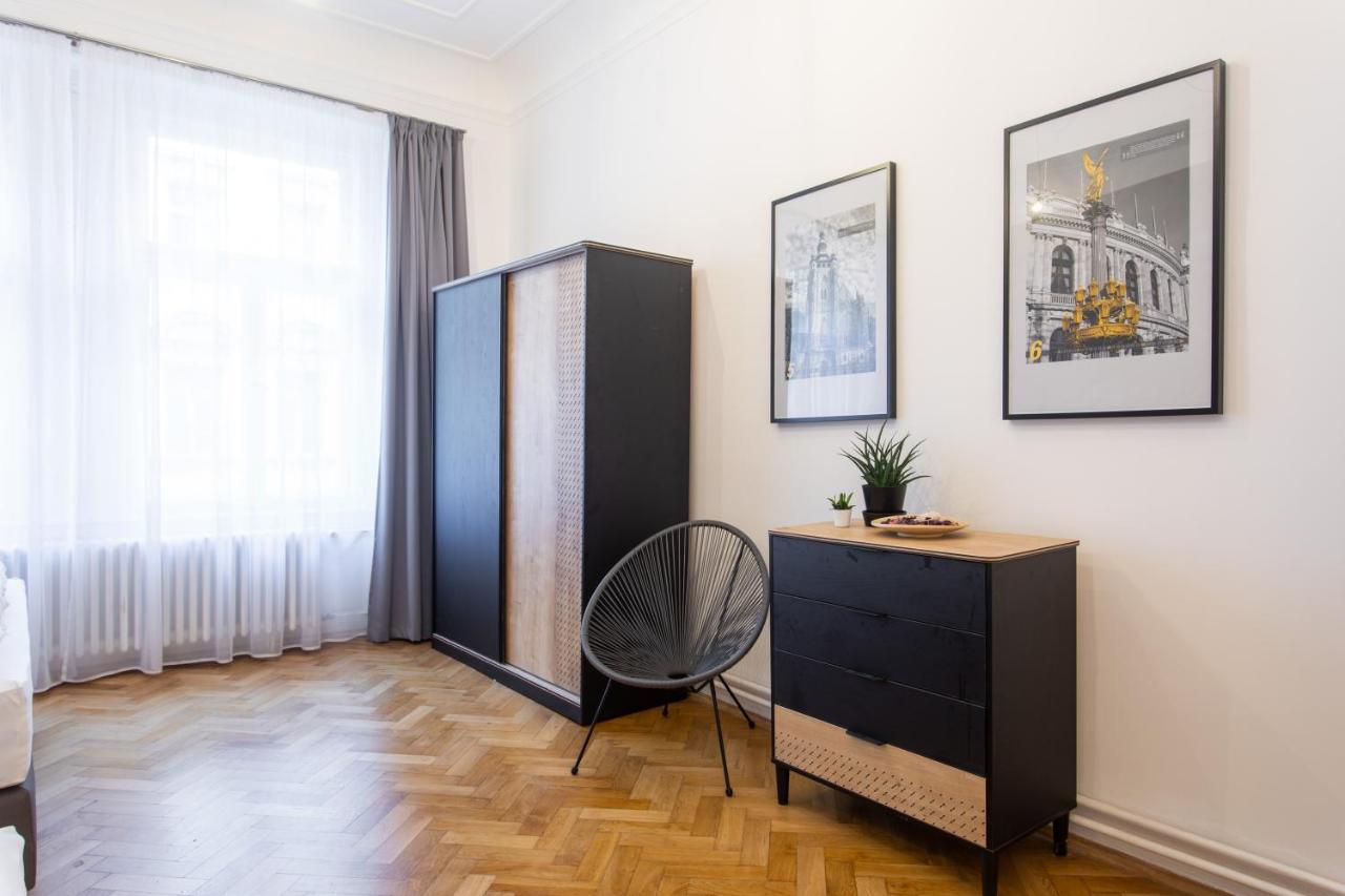 Spacious Apartments Near The River Прага Екстериор снимка