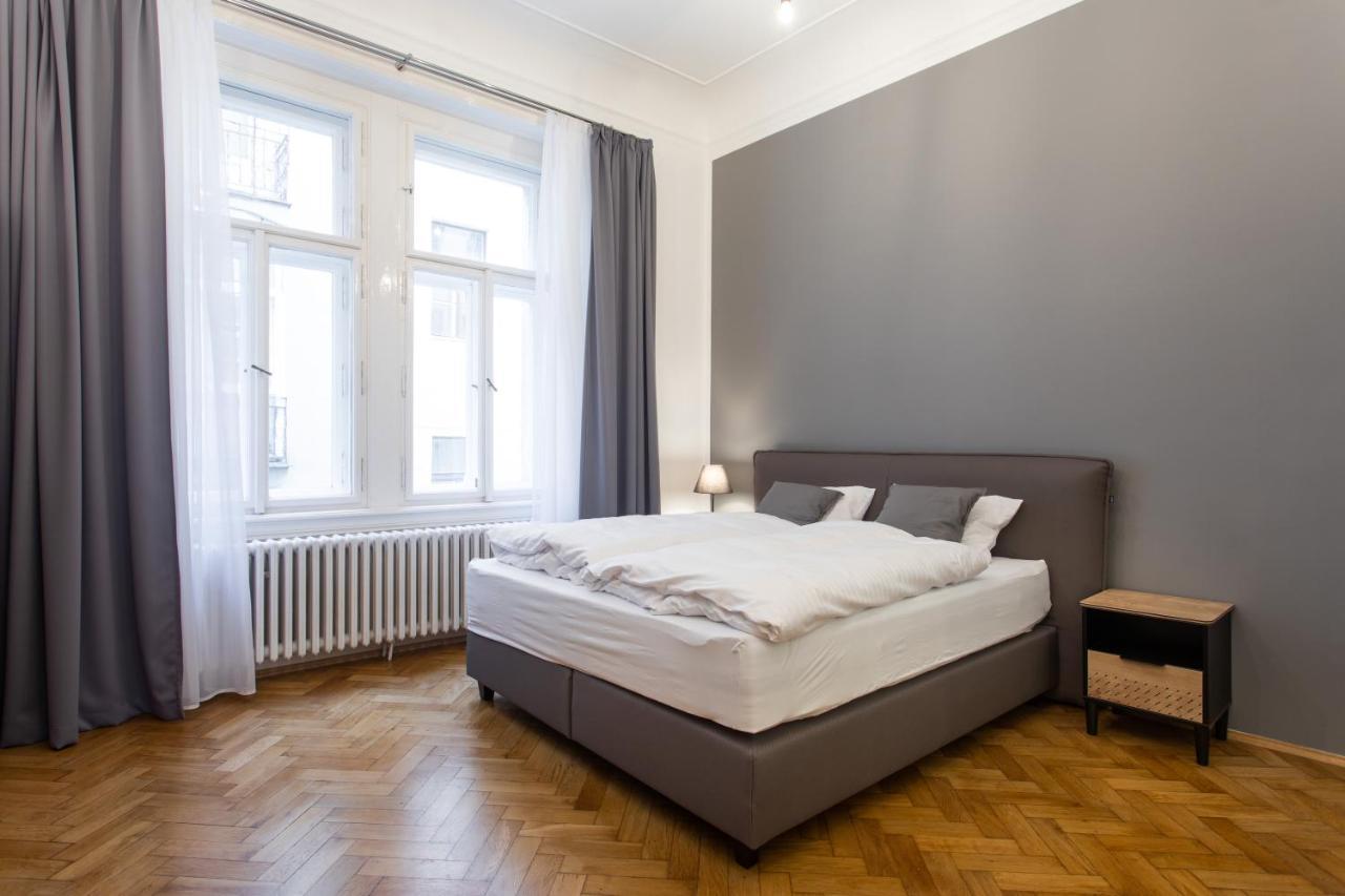Spacious Apartments Near The River Прага Екстериор снимка