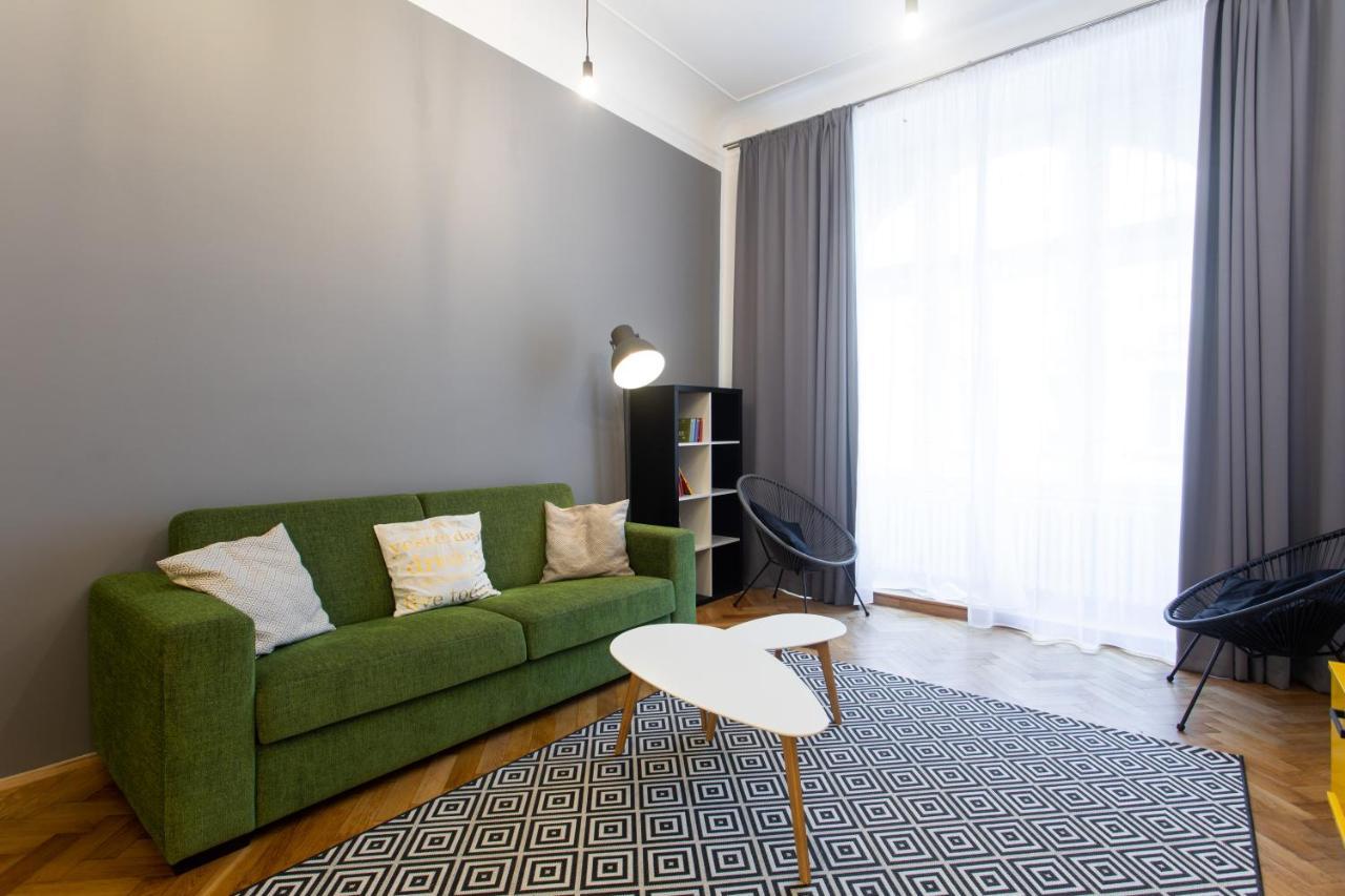Spacious Apartments Near The River Прага Екстериор снимка