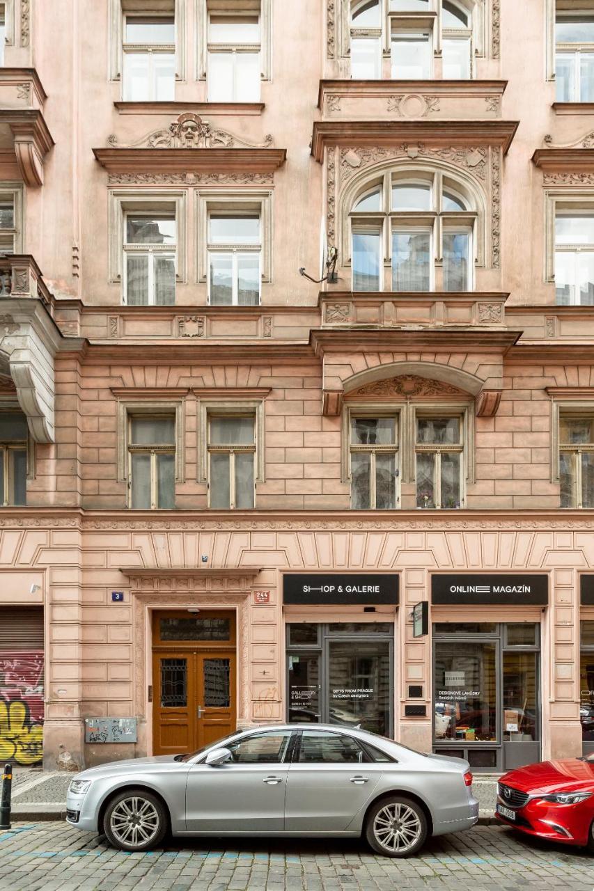 Spacious Apartments Near The River Прага Екстериор снимка
